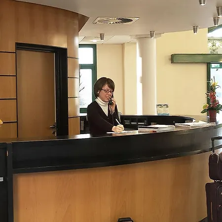 Oceania Nantes Aeroport ホテル 4*