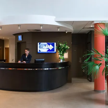 Oceania Nantes Aeroport Hotel 4*