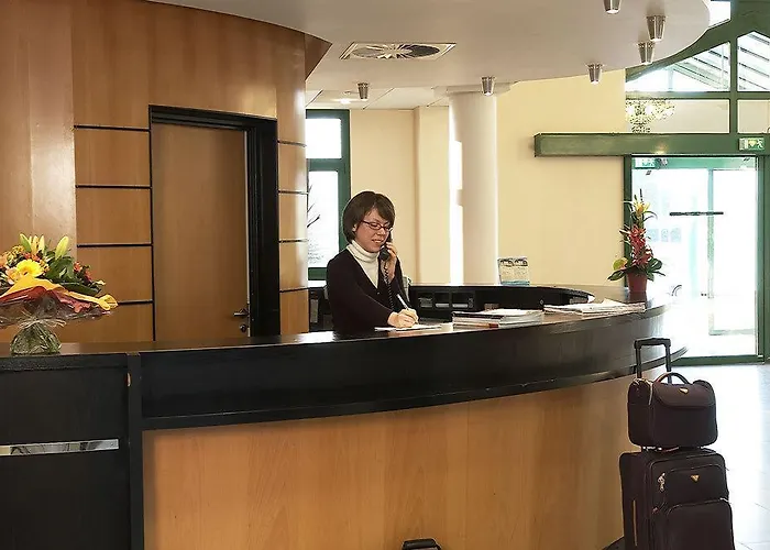 Oceania Nantes Aeroport Hotel 4*